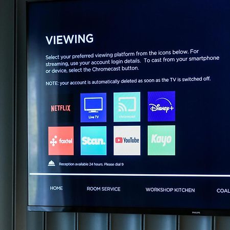 谭沃思发电厂利吉斯酒店 塔姆沃思 外观 照片 A television with a built-in Chromecast
