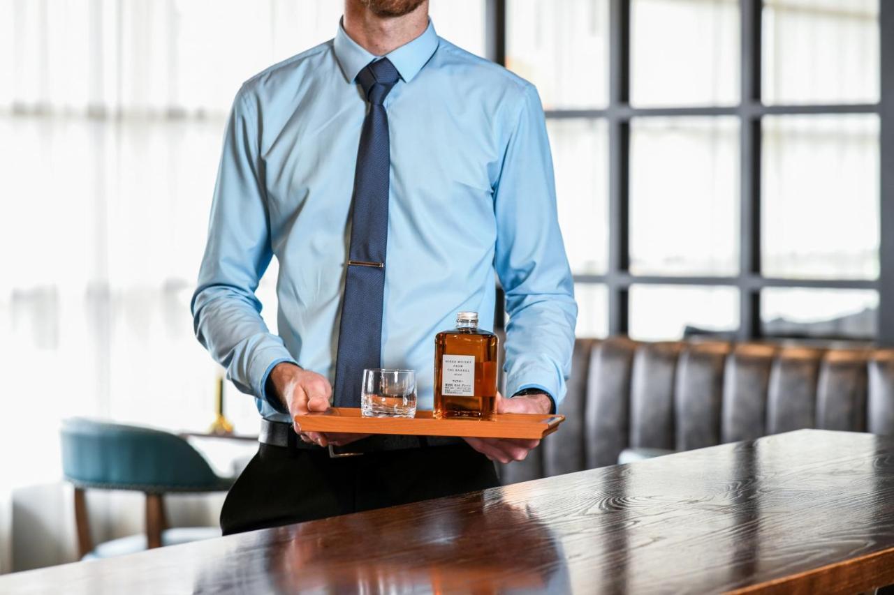 谭沃思发电厂利吉斯酒店 塔姆沃思 外观 照片 A butler serving drinks