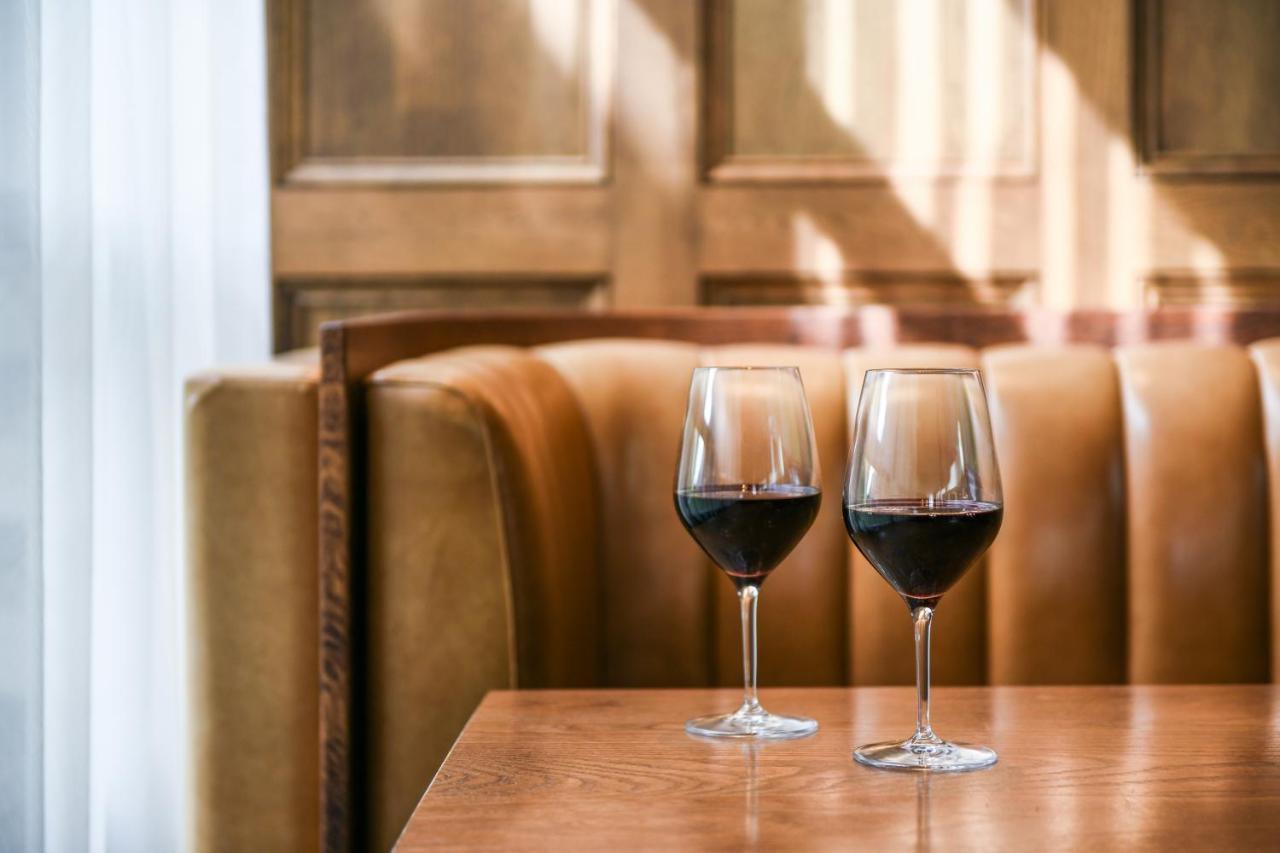 谭沃思发电厂利吉斯酒店 塔姆沃思 外观 照片 Wine at the restaurant