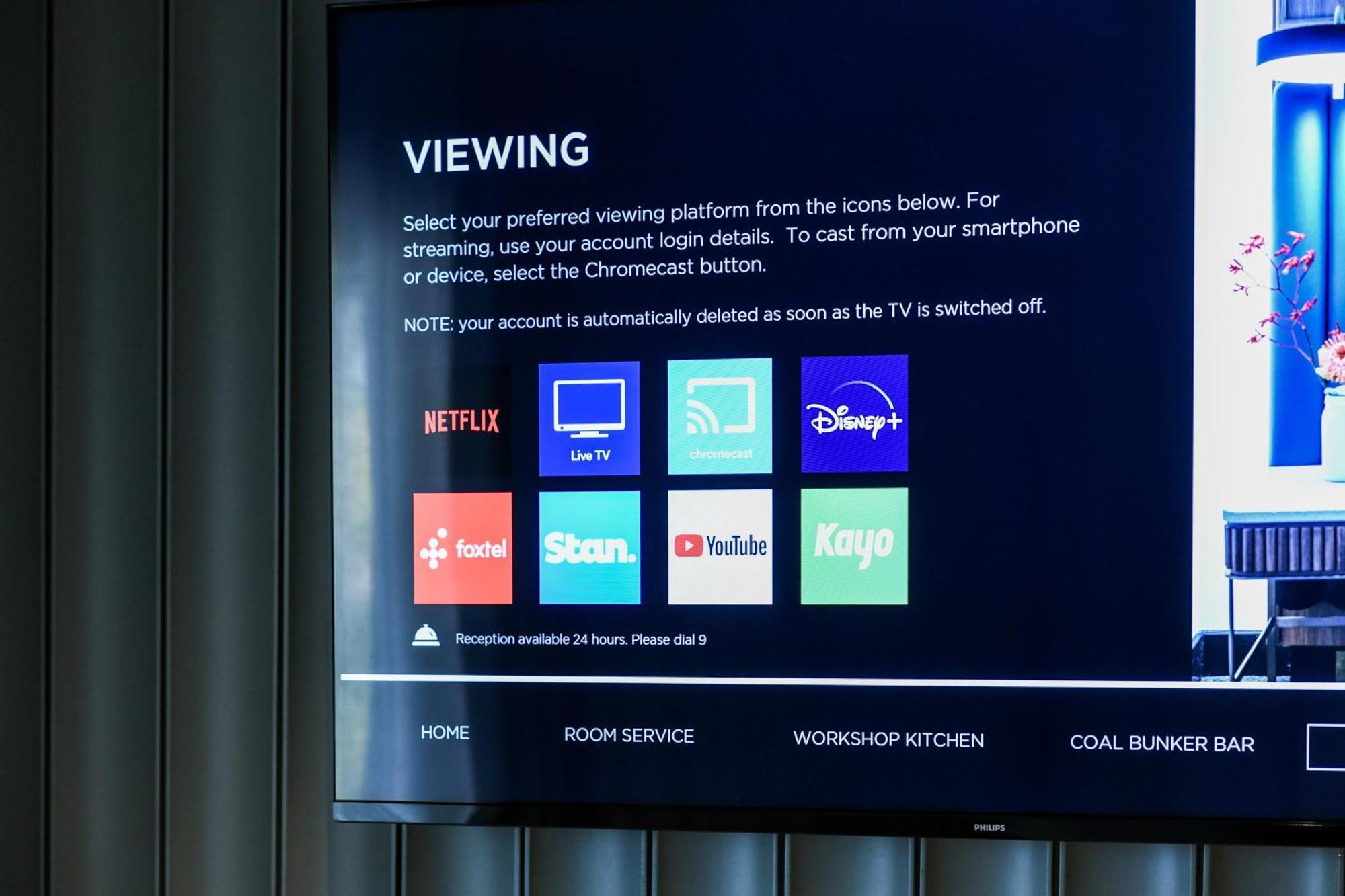 谭沃思发电厂利吉斯酒店 塔姆沃思 外观 照片 A television with a built-in Chromecast