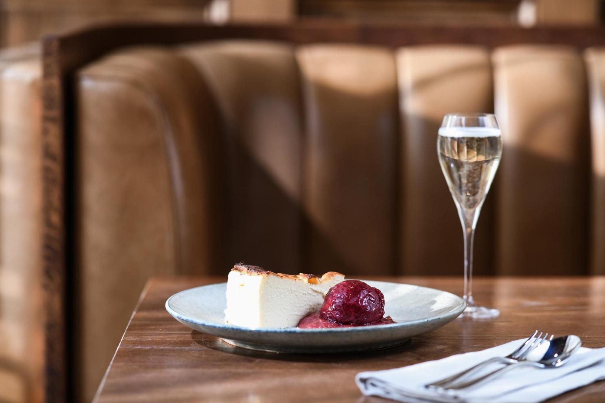 谭沃思发电厂利吉斯酒店 塔姆沃思 外观 照片 A glass of Champagne with a dessert