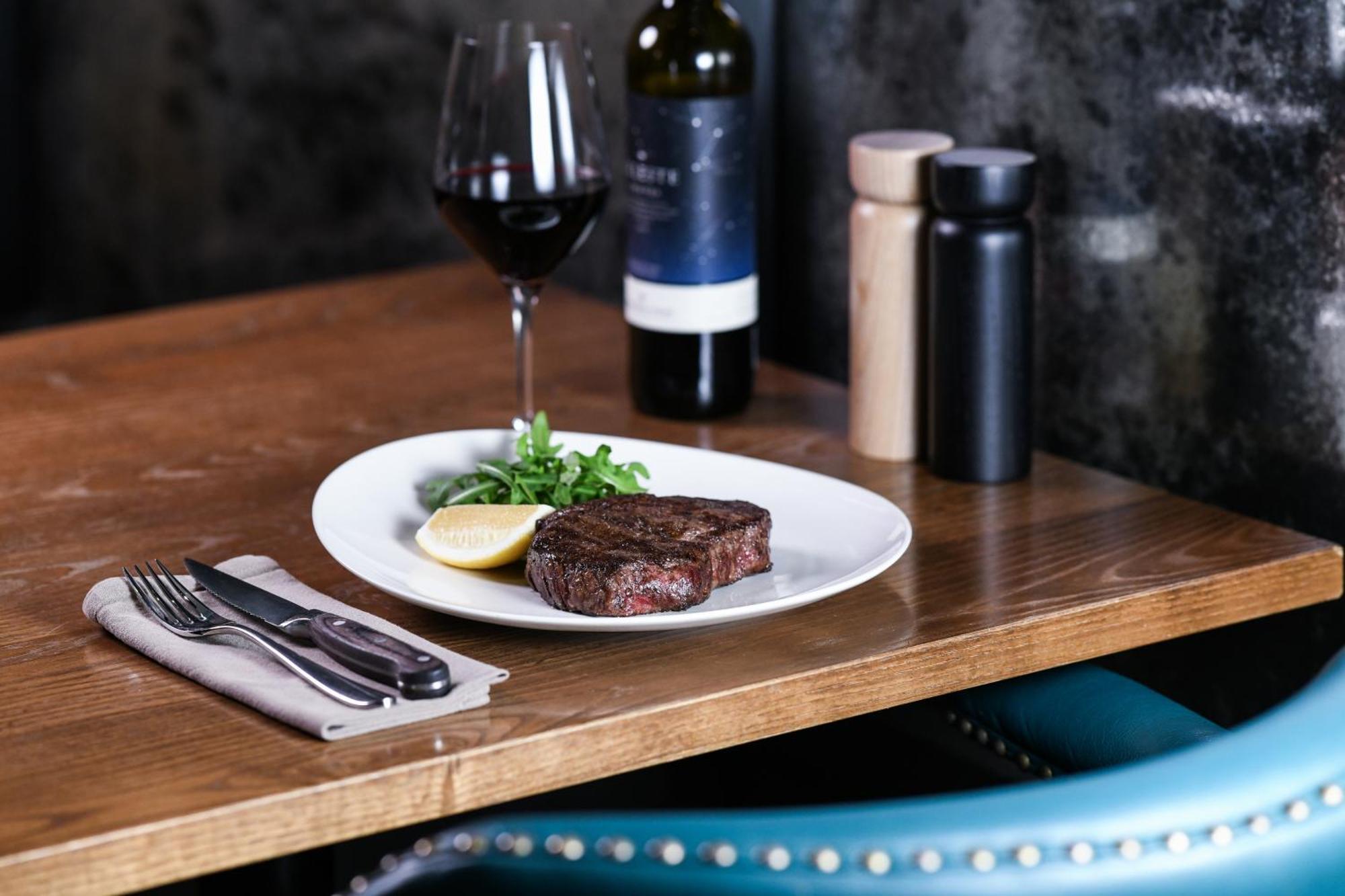 谭沃思发电厂利吉斯酒店 塔姆沃思 外观 照片 A steak and wine dinner