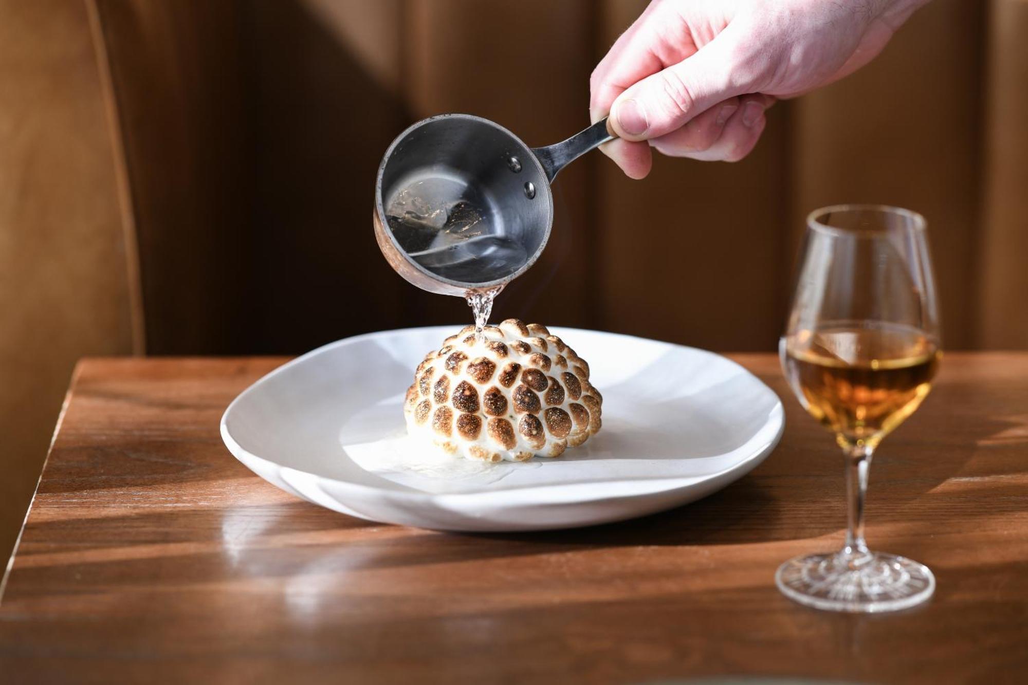 谭沃思发电厂利吉斯酒店 塔姆沃思 外观 照片 A quenelle being poured with Nantua sauce