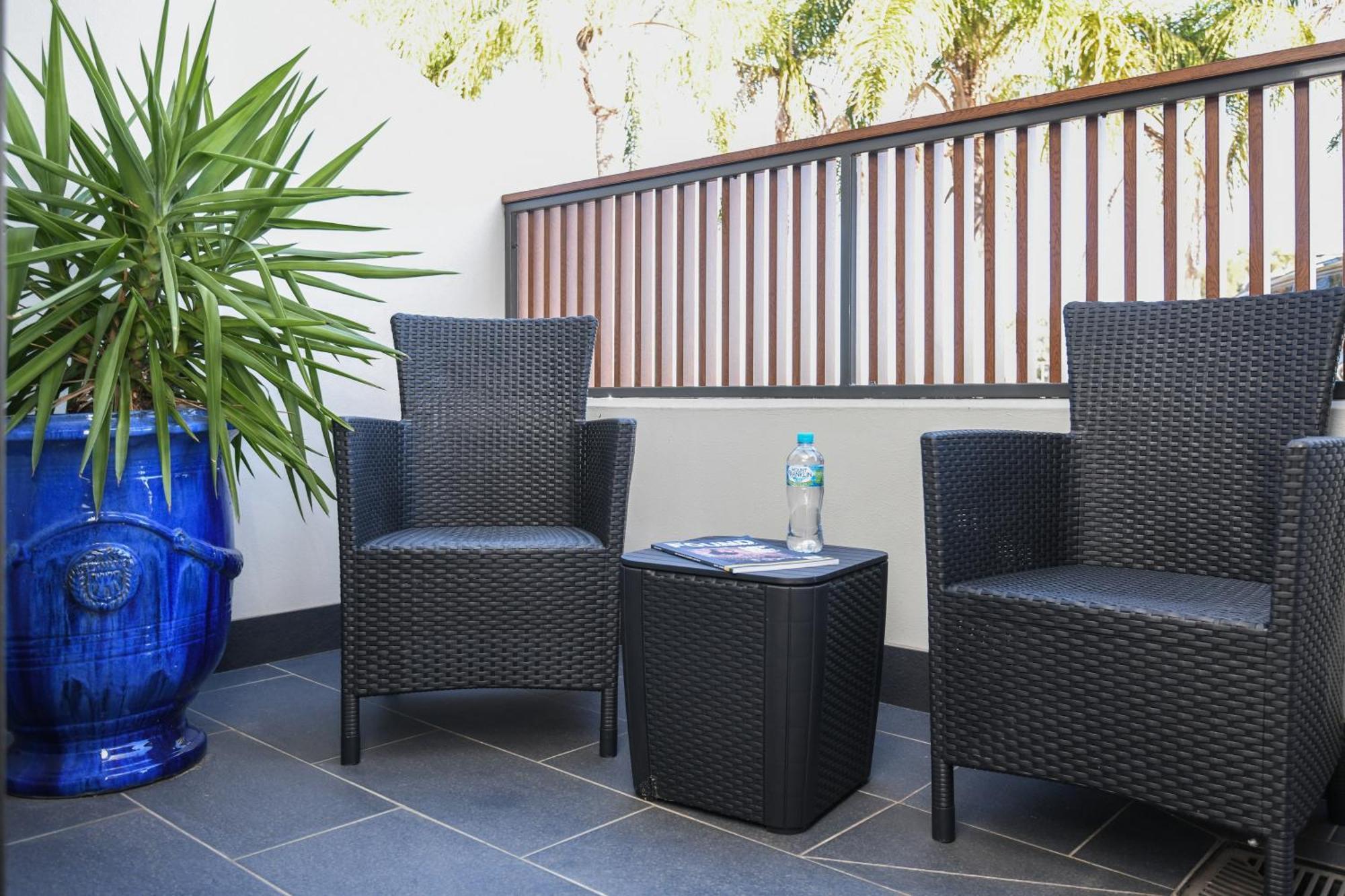 谭沃思发电厂利吉斯酒店 塔姆沃思 外观 照片 A balcony in a hotel